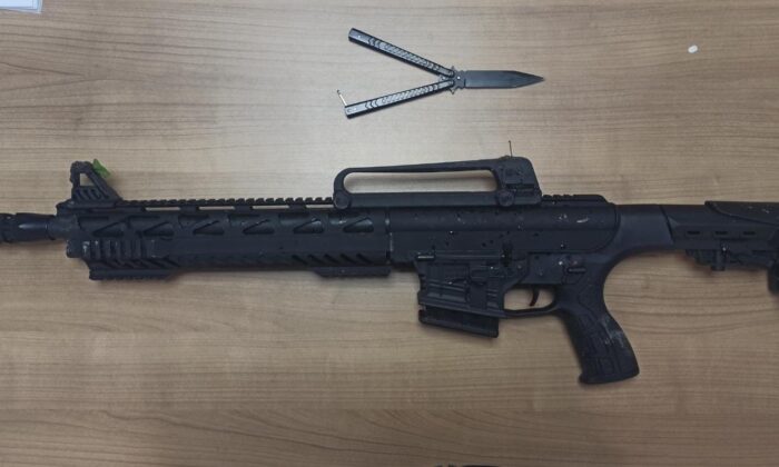 Kavga ihbarına giden ekipler av tüfeği ve bıçak ele geçirdi