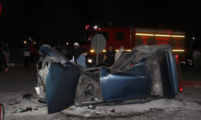 Kavşakta iki otomobil çarpıştı: 1 ağır yaralı