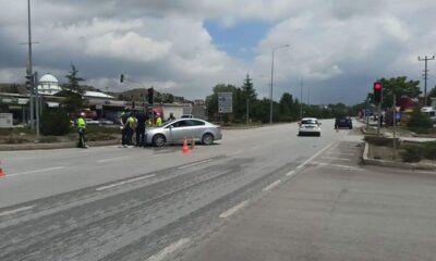 Kavşakta iki otomobil çarpıştı: 2 yaralı