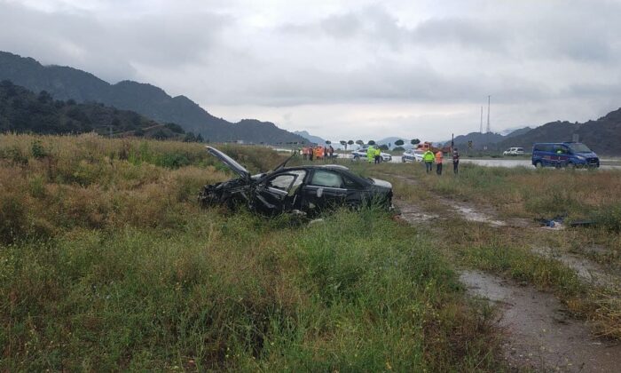 Kaygan yolda takla attı: 1 ölü, 2 yaralı
