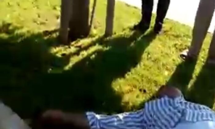 Kaza sonrası acı içerisinde yerde yatan adamı vatandaşlar teselli etti