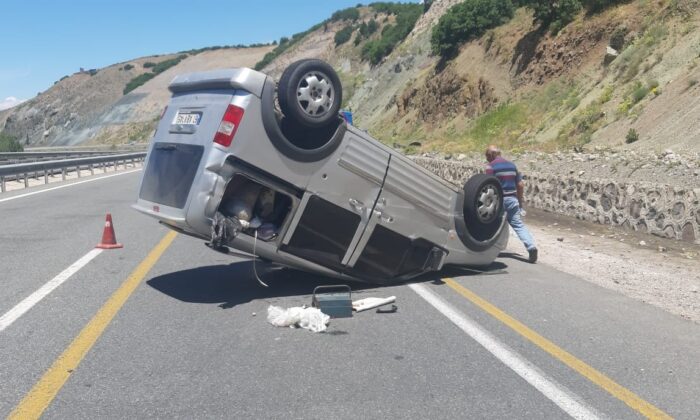 Kaza ucuz atlatıldı, ters dönen araçta 1 kişi yaralandı