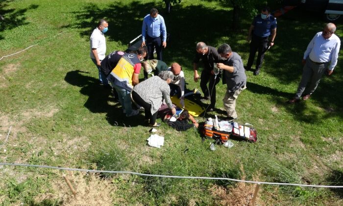 Kaza yapan araç dört takla attı, içerisindeki kişi emniyetin bahçesine uçtu