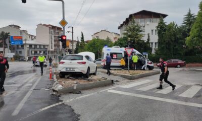 Kaza yapan aracın yangın tehlikesi ekipleri harekete geçirdi