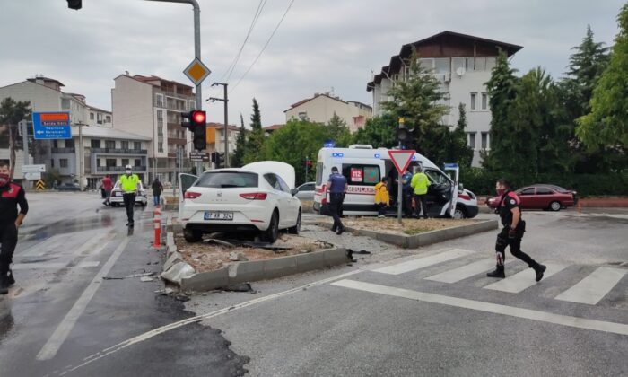 Kaza yapan aracın yangın tehlikesi ekipleri harekete geçirdi