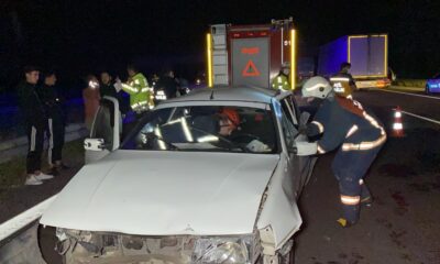 Kaza yapan doktor aracından inerek yaralılara müdahale etti: 3 yaralı