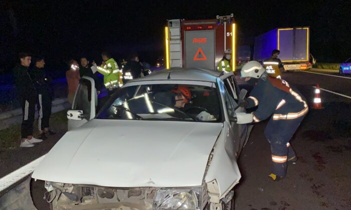 Kaza yapan doktor aracından inerek yaralılara müdahale etti: 3 yaralı