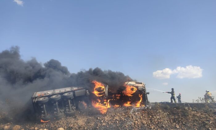 Kaza yapan tır alev aldı, yangın tarlaya sıçradı