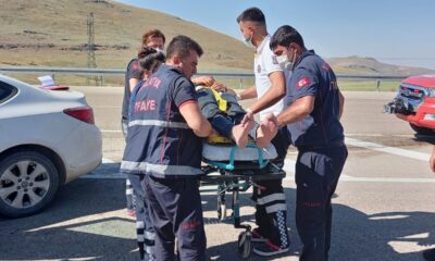 Kazada araçta sıkışan sürücüyü itfaiye ekipleri kurtardı