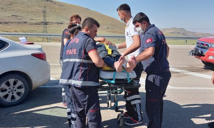 Kazada araçta sıkışan sürücüyü itfaiye ekipleri kurtardı