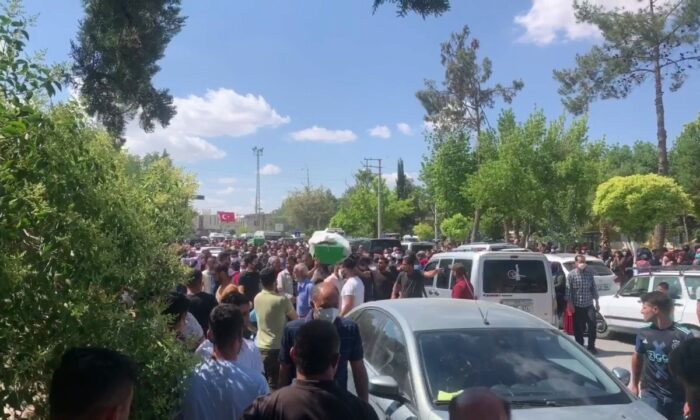 Kazada ölen kardeşler ağıtlarla defnedildi