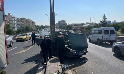 Kazada savrulan otomobil aydınlatma direğine çarptı: 3 yaralı