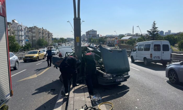 Kazada savrulan otomobil aydınlatma direğine çarptı: 3 yaralı