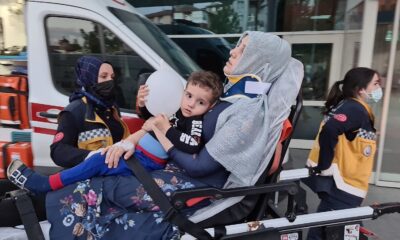 Kazada yaralanan çocuğu eldivenle yaptıkları balonla sakinleştirdiler