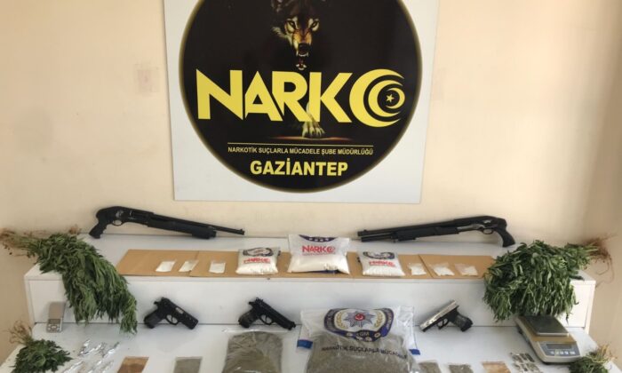 Keman kutusu ile valizlerin içinden esrar çıktı