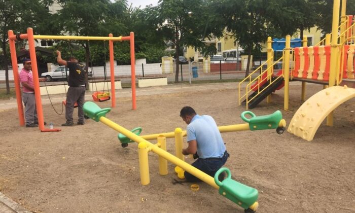 Kemer’de park ve bahçelere bakım çalışması