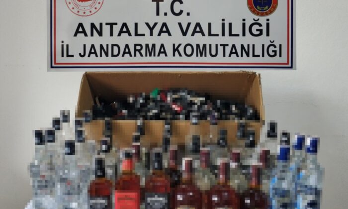 Kendi imal ettiği sahte içkileri marketinde satarken yakalandı