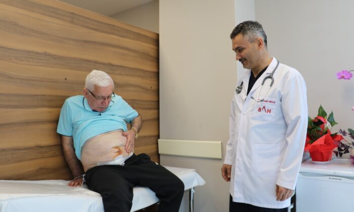 Kendini Türk hekimine emanet etti, 15 yıl süren karın ağrısı son buldu