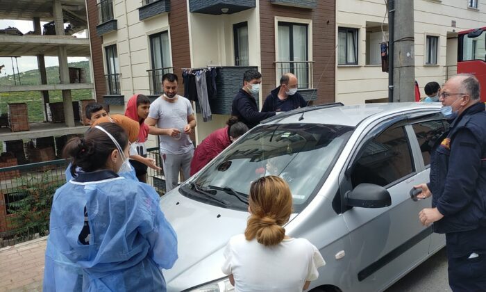 Kendisini arabaya kilitleyen sevimli bebek ekipleri harekete geçirdi