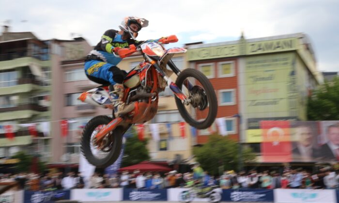 Kentin göbeğinde nefes kesen gösteri