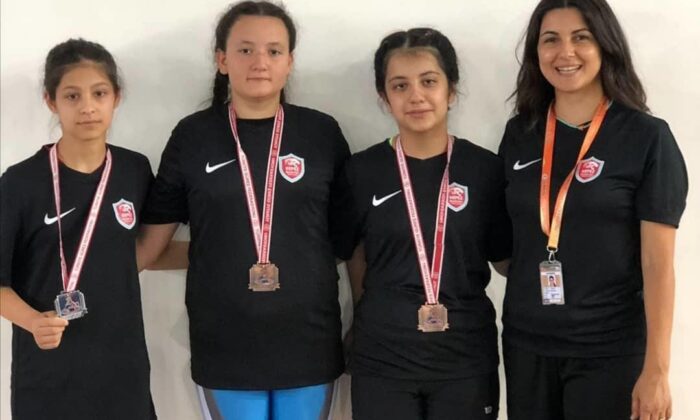 Kepez’in güreşçi kızları milli takım kampında