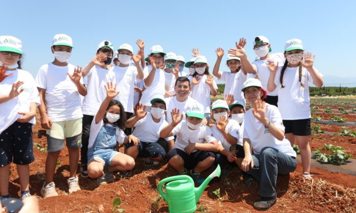 Kepezli çocuklar fideleri toprakla buluşturdu