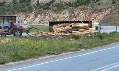 Kereste yüklü kamyon devrildi
