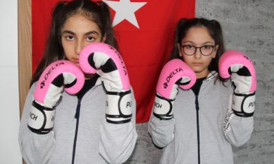 Kick boksçu ikizler, kadına şiddete böyle dikkat çekiyor