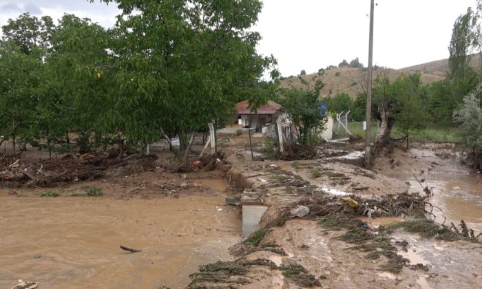 Kırıkkale’de sağanak dereleri taşırdı, baskınlara yol açtı