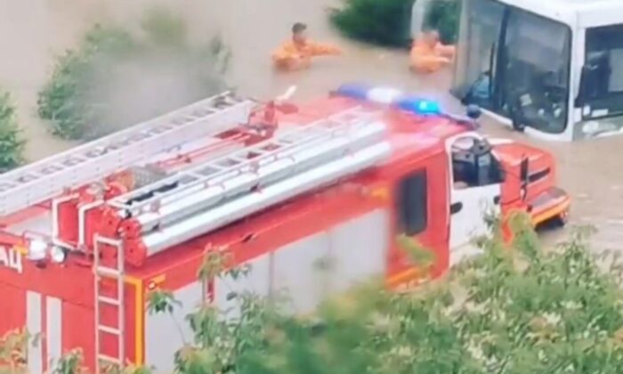 Kırım Valisi sel basan sokakları botla gezdi, ekipler “yüzerek” eşlik etti