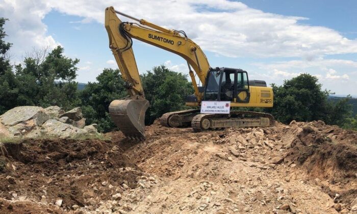 Kırklareli’de iş makinesi ile kaçak kazı yapan 4 şüpheli yakalandı