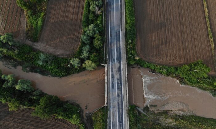 Kırklareli’nde dere taştı, 2 otomobil suya kapıldı