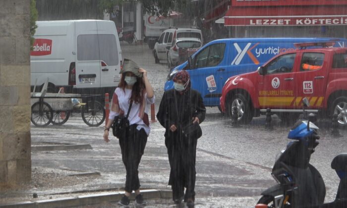 Kırklareli’nde sağanak yağış vatandaşları hazırlıksız yakaladı