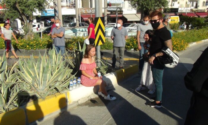 Kırmızı ışık ihlali yapıp motosiklete çarpan sürücü şoka girip gözyaşlarına boğuldu