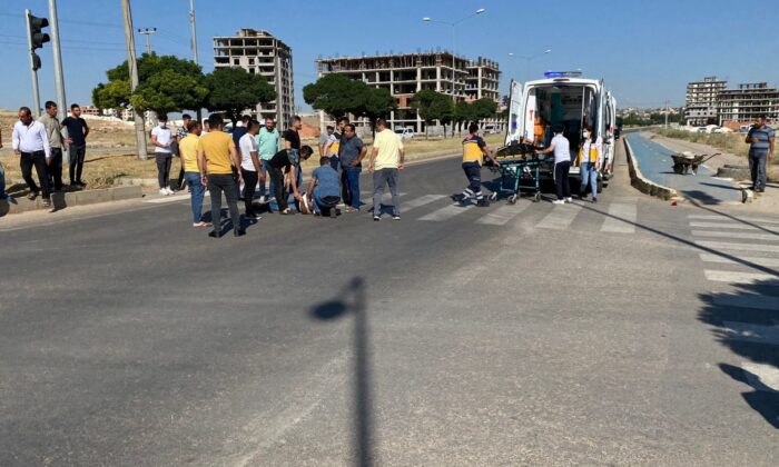 Kırmızı ışıkta geçti otomobile çarptı: 2 yaralı