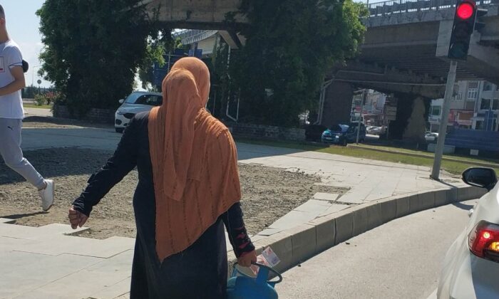 Kırmızı ışıkta ’piknik tüpü’ ve ’elektrik faturası’ ile dilencilik