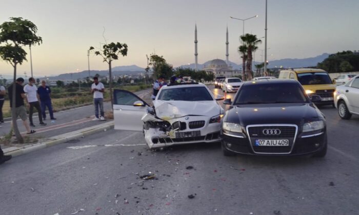 Kırmızı ışıkta zincirleme kaza: 5 yaralı