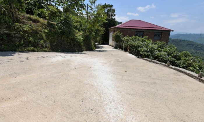 Kırsalda beton yol çalışmaları sürüyor