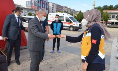 Kırşehir Valisi İbrahim Akın’dan aşı uygulamasındaki personele çikolatalı teşekkür