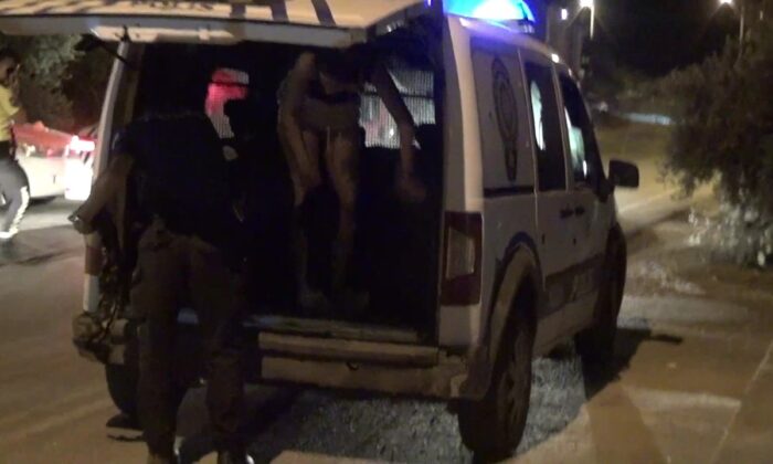 Kısıtlama saatinde polisin dur ihtarına uymadılar aracı park edip kaçmaya çalıştılar