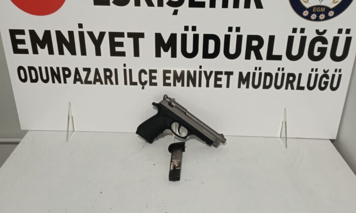 Kısıtlama saatlerinde tabanca ile yakalandı