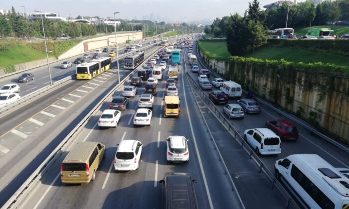 Kısıtlama sonrası İstanbul’da trafik yoğunluğu