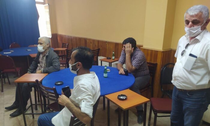 Kısıtlamada açık olan üç kafe ve lokantadaki 42 kişiye 165 bin lira ceza