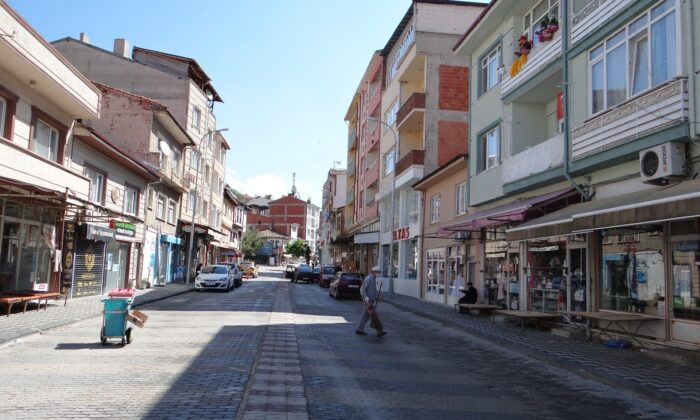 Kısıtlamalarda sokak ve caddeler boş kaldı