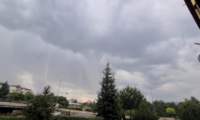 Kısıtlamanın sessizliğini gök gürültüsü ve şimşekler bozdu