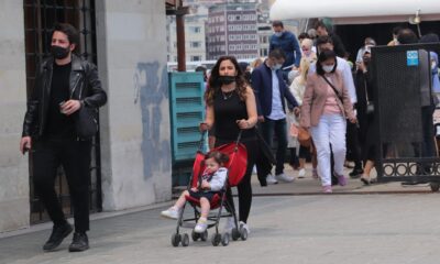 Kısıtlamasız ilk cumartesi gününde Eminönü’nde yoğunluk