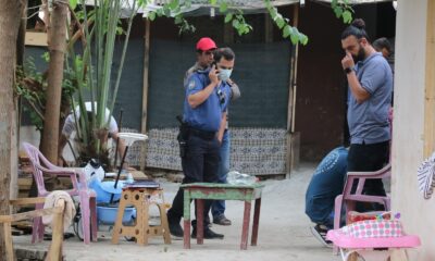 Kıskançlık krizine girip eşini ayaklarından vurdu