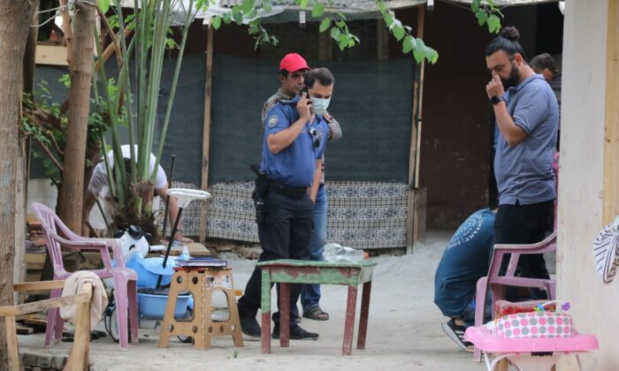 Kıskançlık krizine girip eşini ayaklarından vurdu