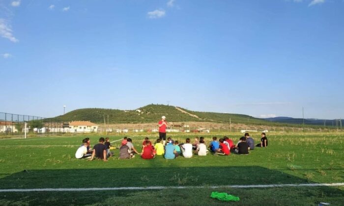 Kitap okuyup futbol öğreniyorlar