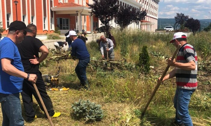 Kız yurdunun bahçesi bakıma alındı